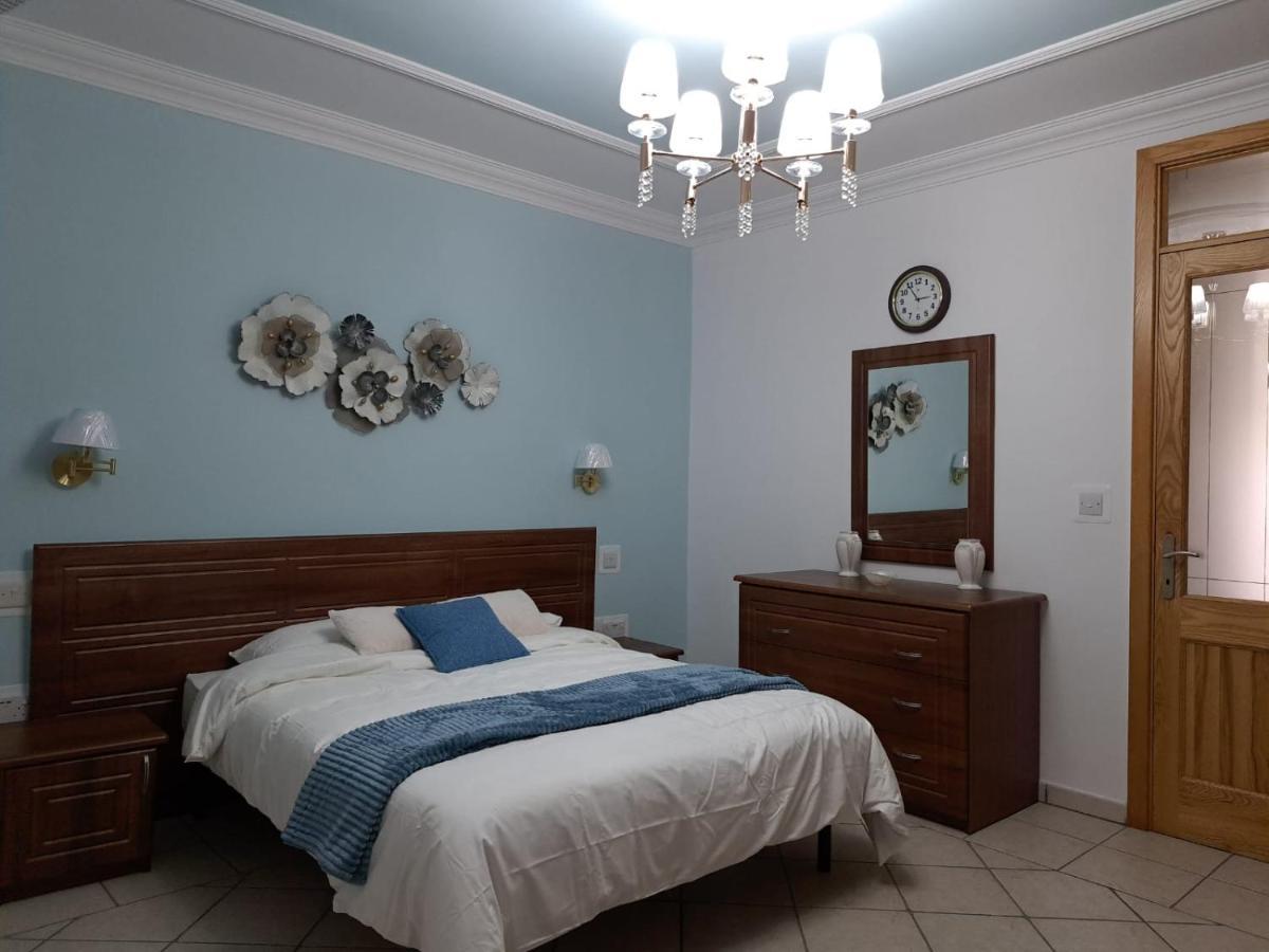 Seafront Apartment In St. Paul'S Bay Exterior photo